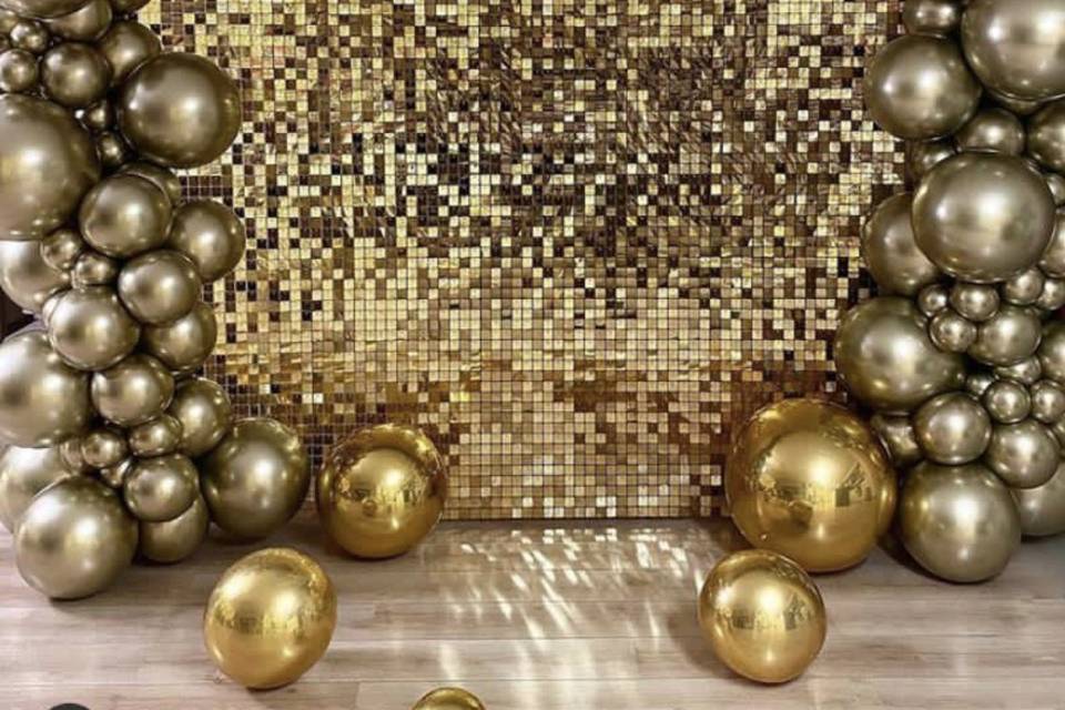 Gold Shimmer Wall & Balloons