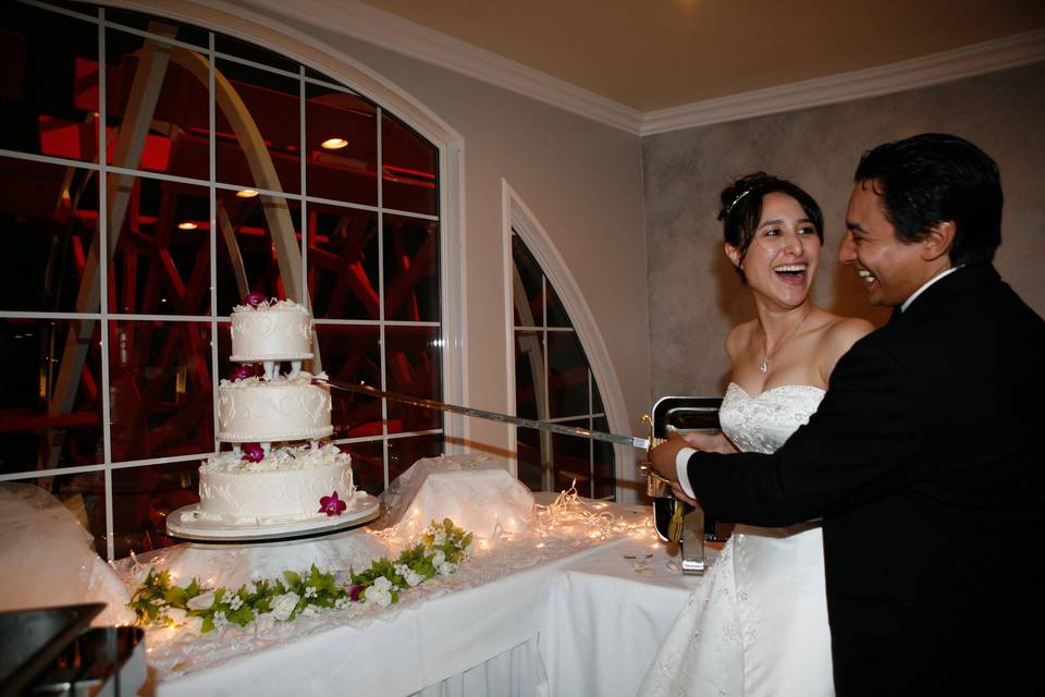 Cutting cake