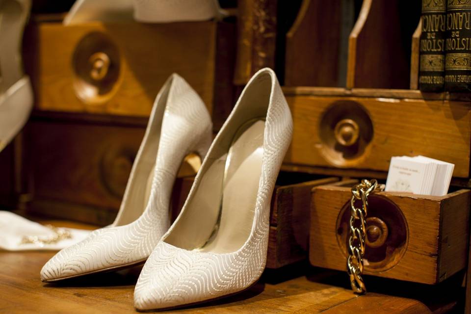 Classic bridal pointy toe pumps