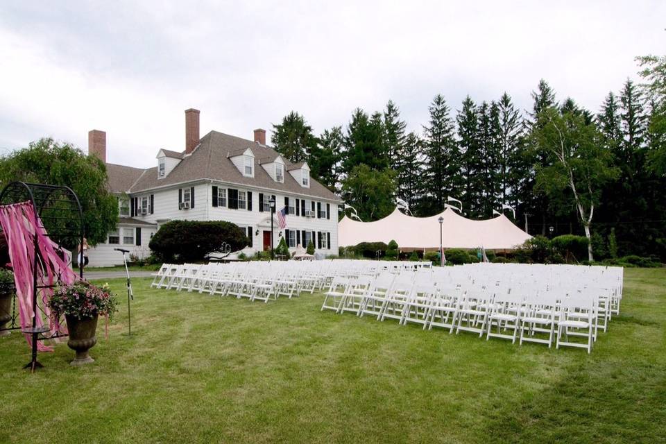 Even on a rainy day, you can still have spectacular wedding photos.