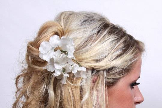 Curled half pin with white flower