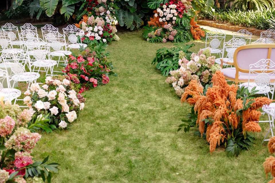 Intimate tropical ceremony