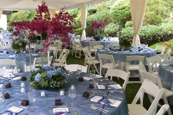 We love to use unusual elements to create one-of-a-kind centerpieces.
