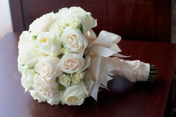 White rose flower bouquet