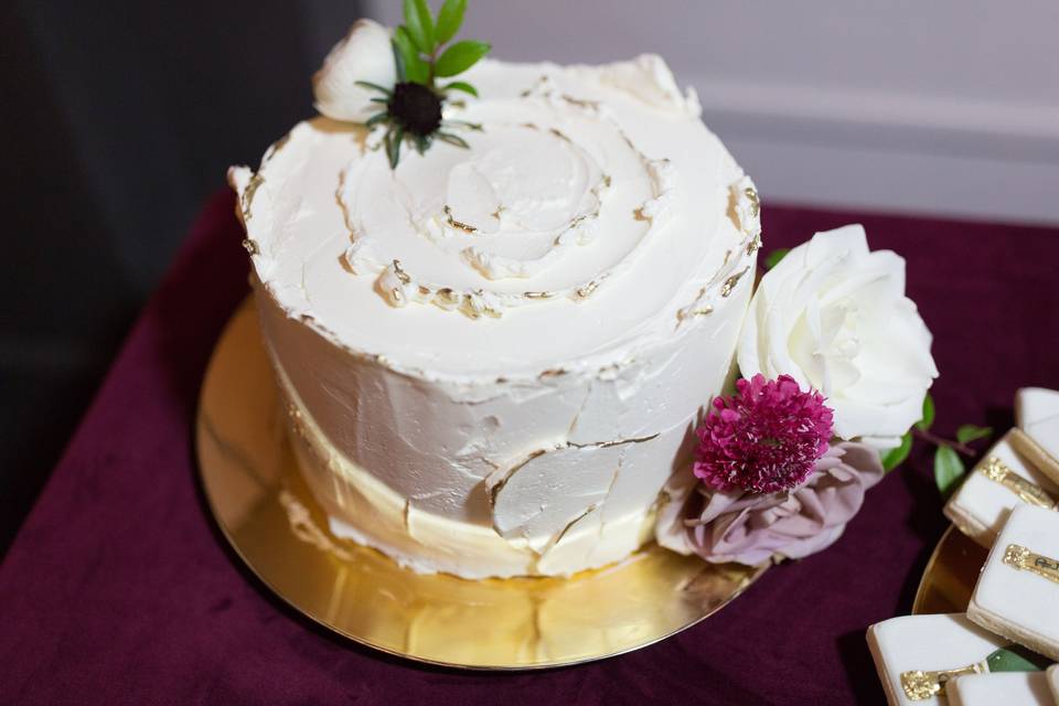 Rustic buttercream with gold
