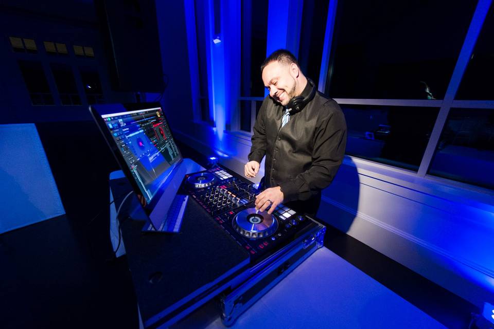 UNIQUE SOUNDS ENTERTAINMENT & EVENT PROFESSIONALS