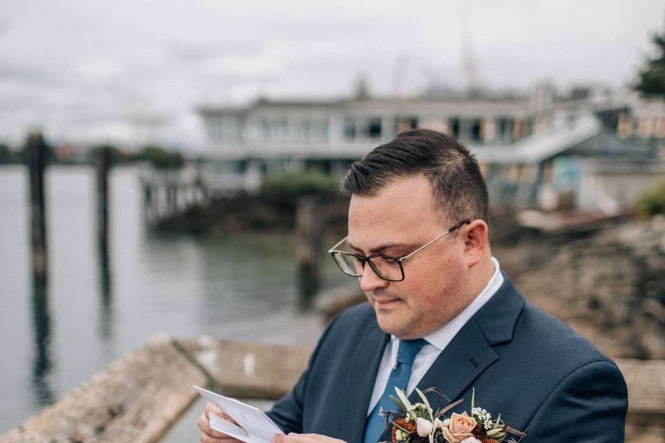 Pocket square boutonniere