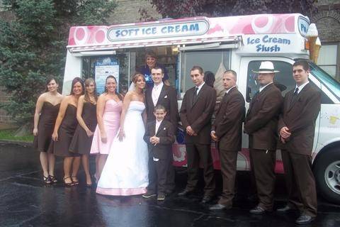 Couple with bridesmaids and groomsmen