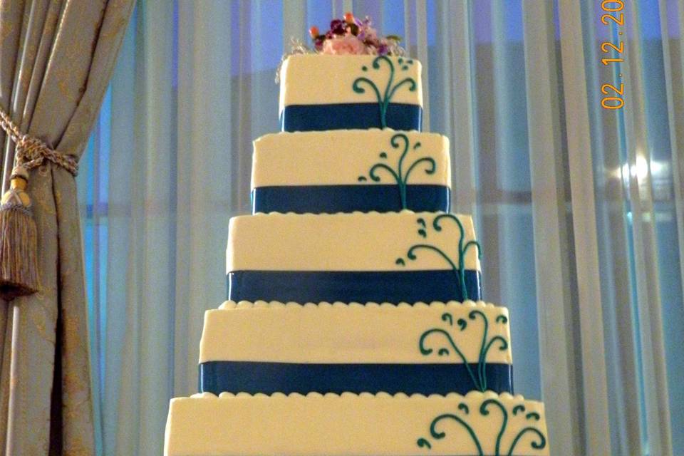 Five tier cake with blue lining
