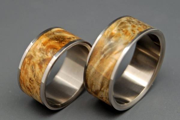 The wonderful thing about Brown Box Elder is its unique color. Light, airy and clean, it is heavily burled and streaked throughout.This band has a thin lip of titanium which is buffed to a mirror finish. Relieved interior edges for a comfort fit finish it off.Ask us about engraving and rush orders!_______________________PICK YOUR WIDTH OR ASK US TOOur most commonly requested widths are:3/16” = 4.8mm7/32” = 5.6mm¼” = 6.4mm5/16” = 7.9mm3/8” = 9.5mm½” = 11mm