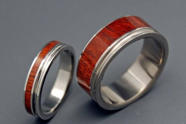 Bloodwood was one of the very first woods we gravitated towards when we started making inlay rings all those years ago. And we keep coming back to it. Although this band can be made in any width, it is gorgeous here at 3/16