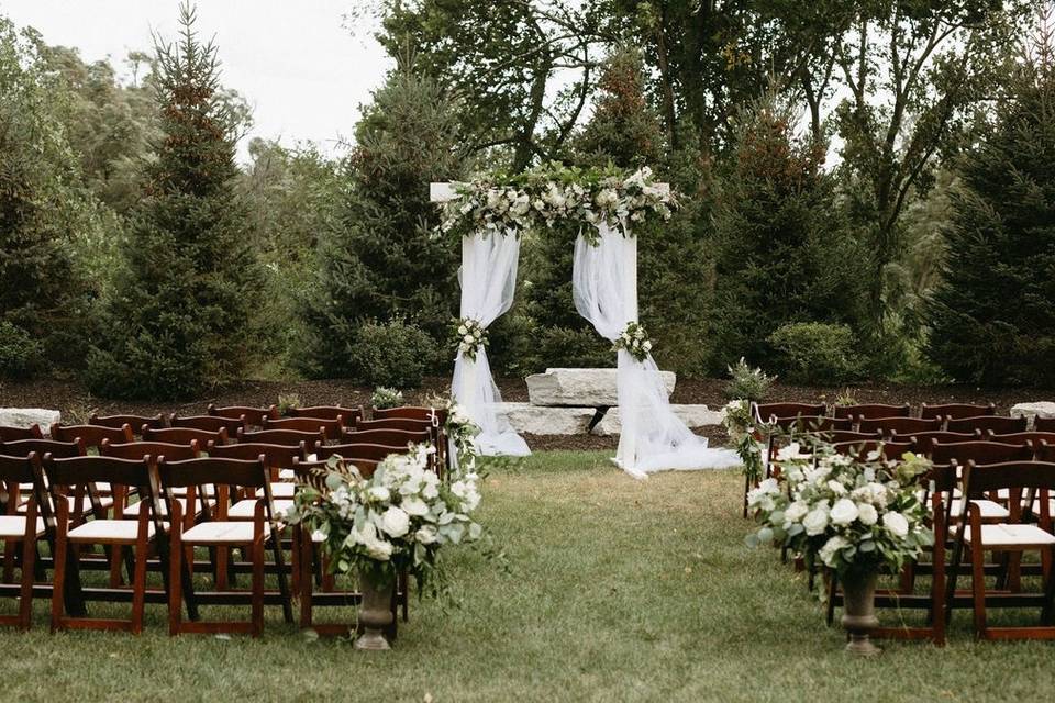 White flowers ceremony