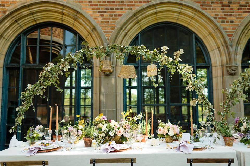 Table arches greenery