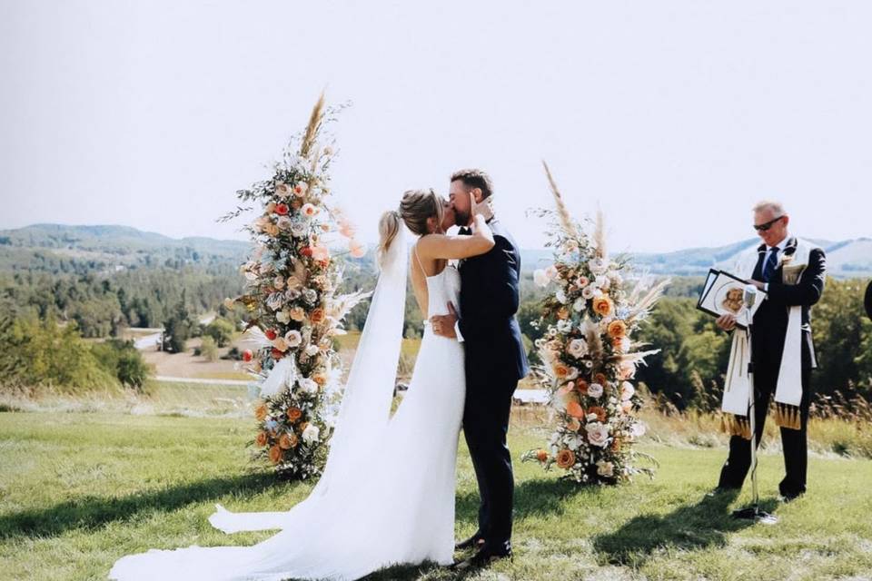 Floral towers ceremony