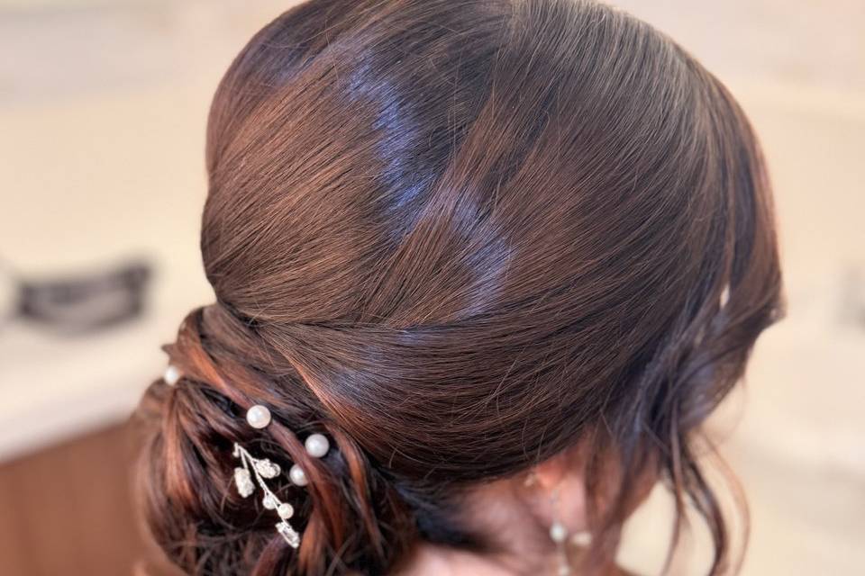 MoG hair low bun