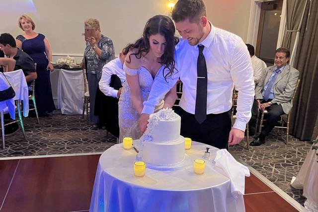 Couple cutting cake
