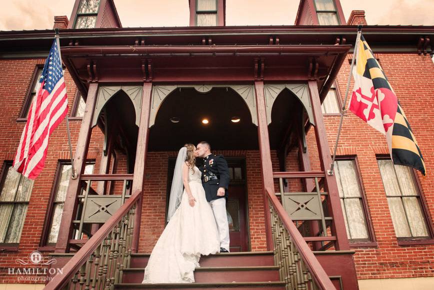 Couple's kiss | Hamilton Photography