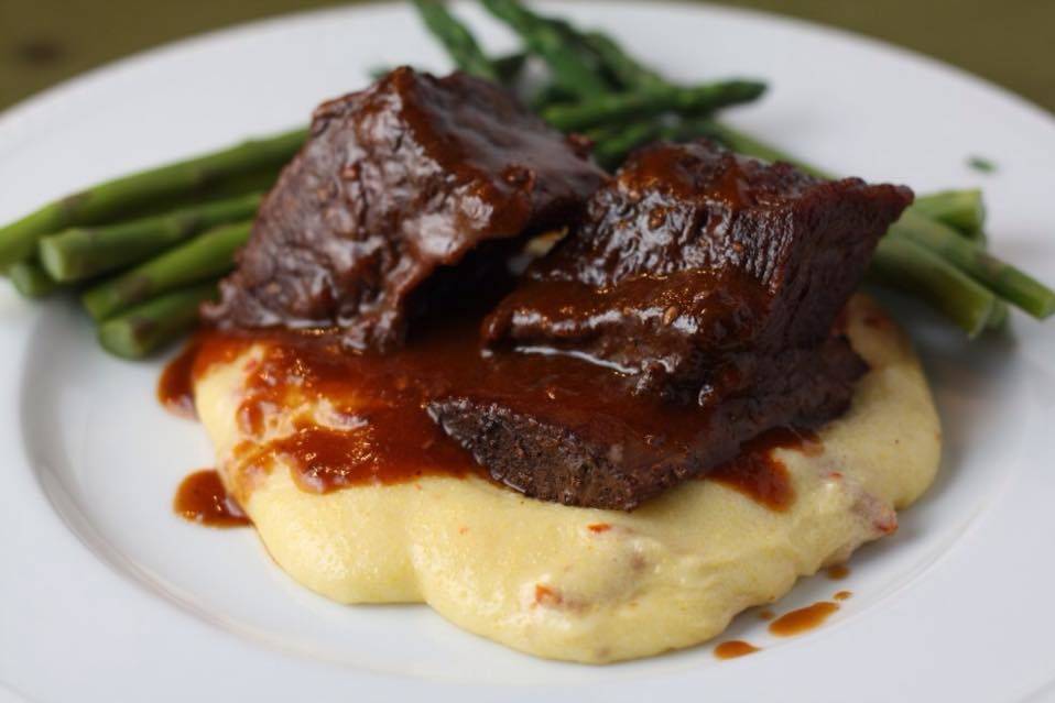 Steak and mash with asparagus