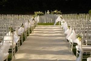 Outdoor ceremonies are available at the Doubletree by Hilton BWI Airport hotel.