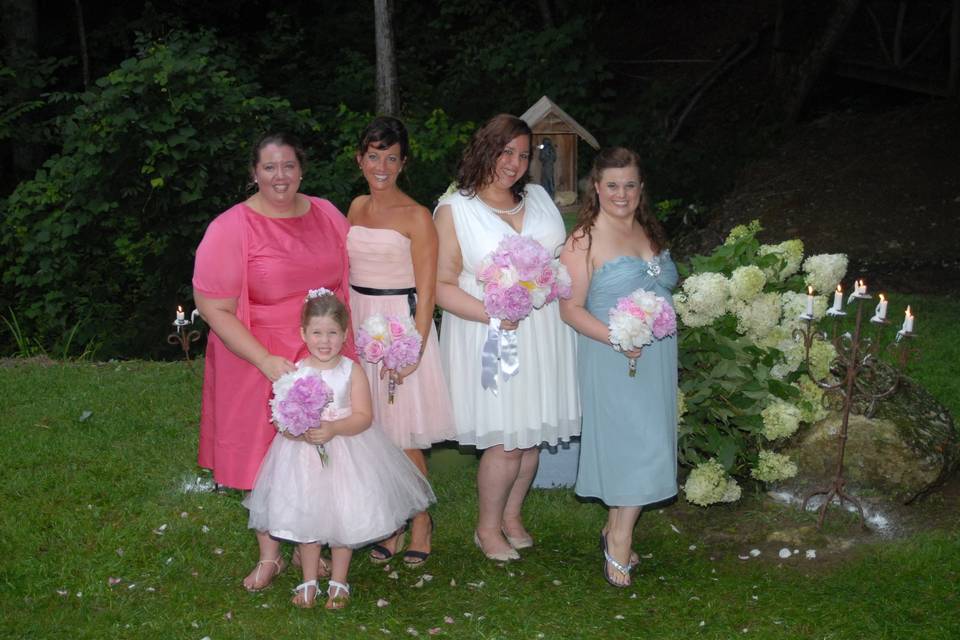 Group photo with the flower girl and bridesmaids
