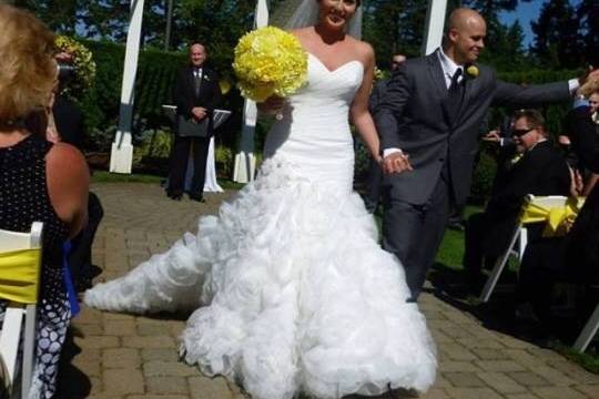 Bride yellow dahlia bouquet