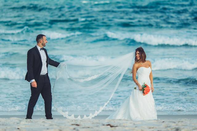 Numer 9 -Bride and Groom with veil on beach (1).jpg