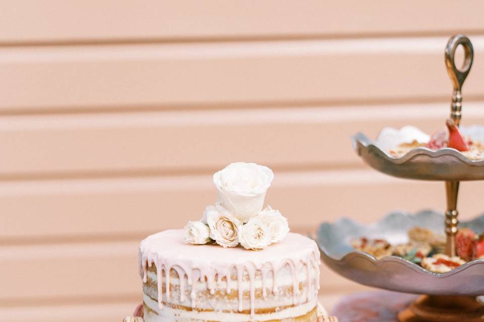 Cutting cake