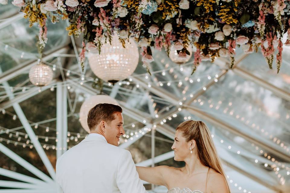 Unforgettable first dance - Melody Lane Photos