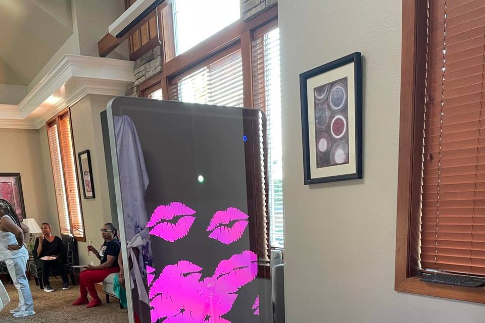 Mirror booth