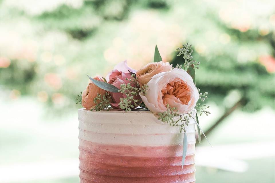 Small ombre cutting cake