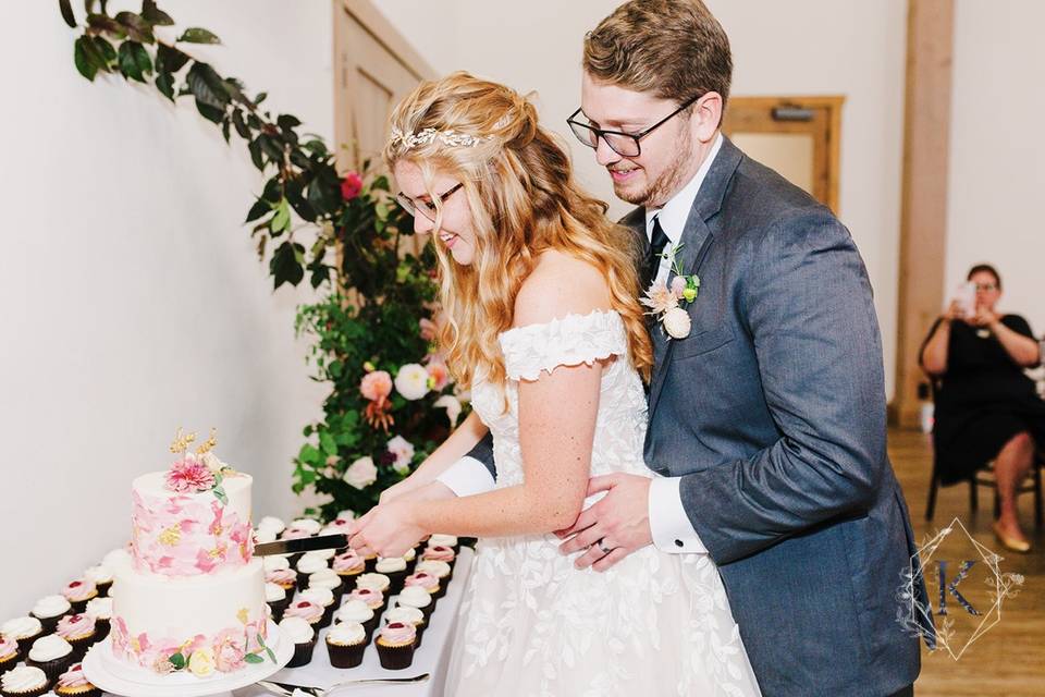 Couple cutting cake