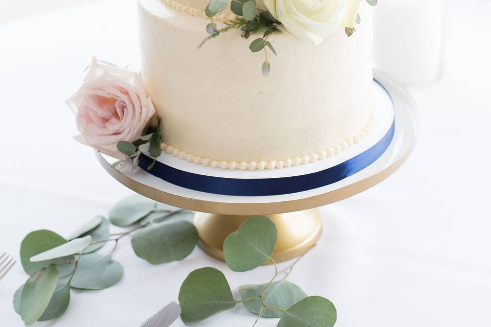 2 tier wedding cake display