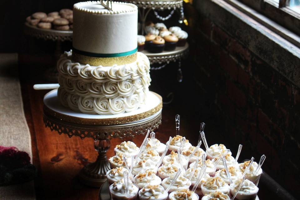 2 tier wedding cake display