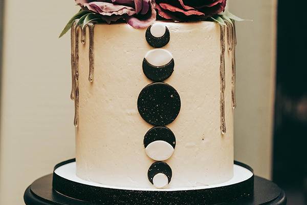 Moon and flowers wedding cake