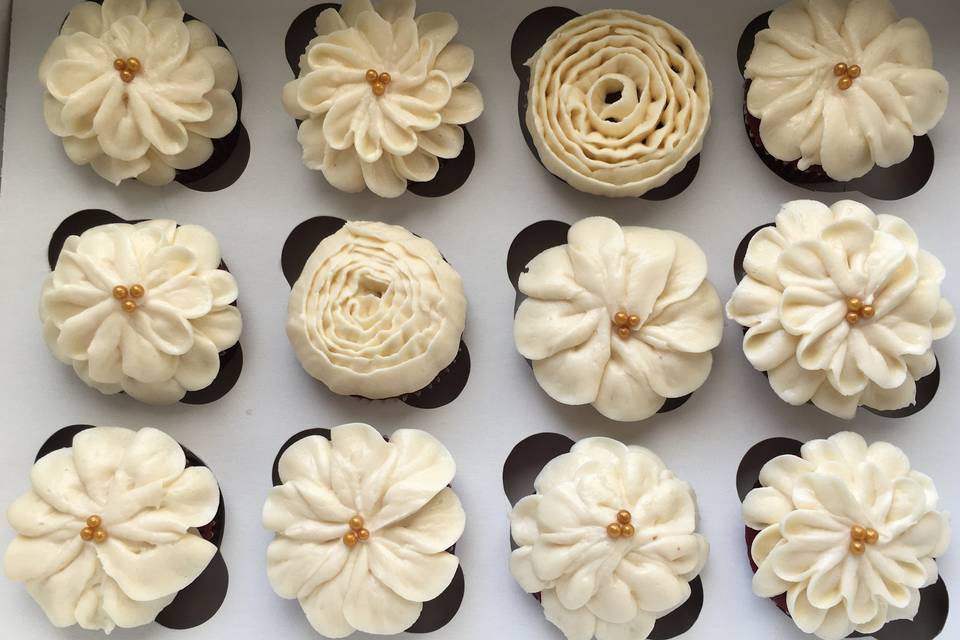 White flower cupcakes