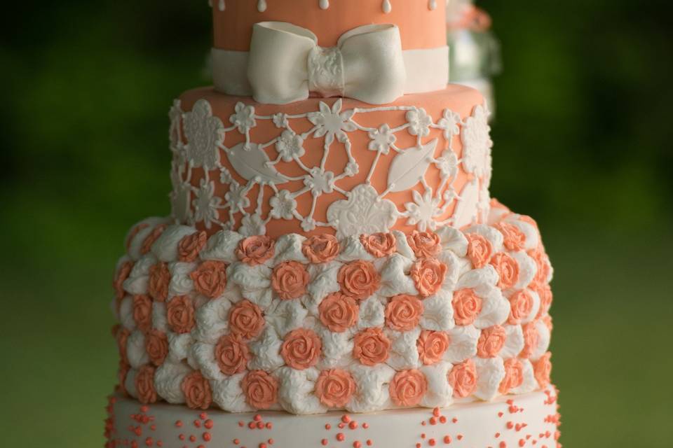 Flowers on the wedding cake