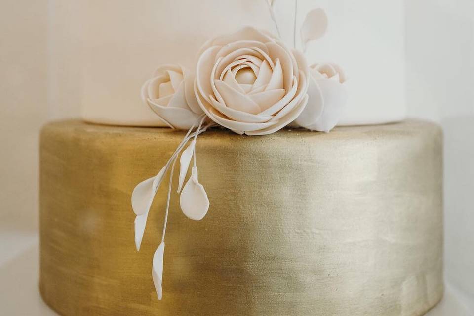 White and matte gold fondant