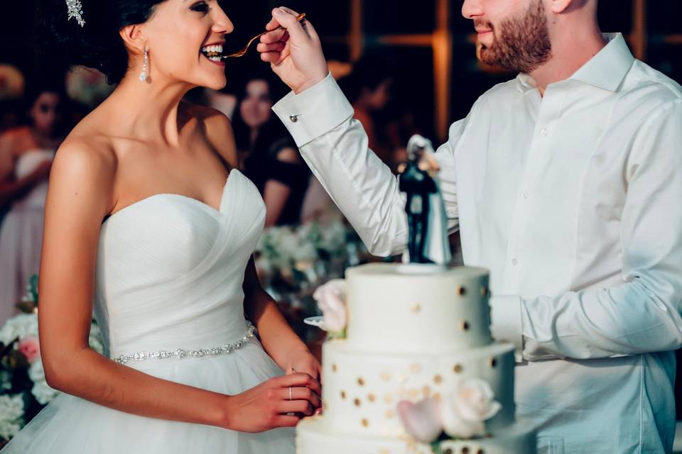 White and gold cake