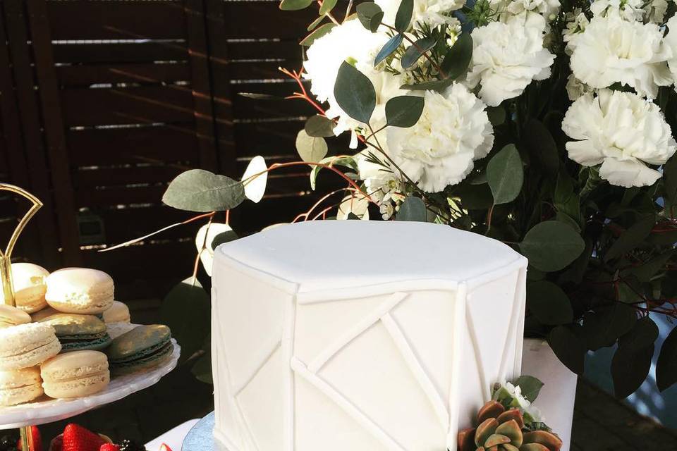 Single tier geometric cake