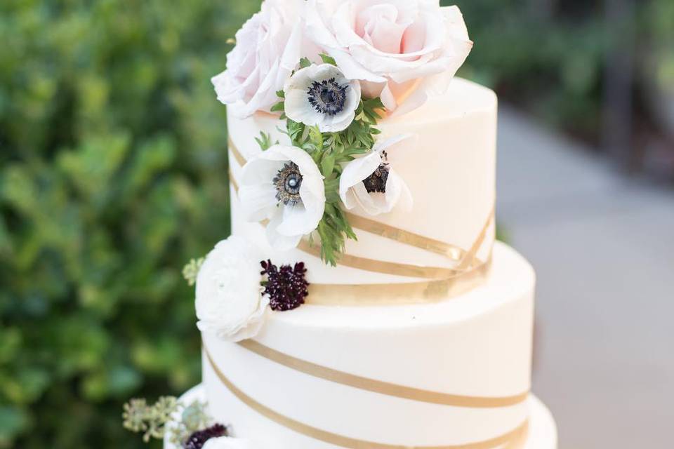 https://cdn0.weddingwire.com/vendor/494089/3_2/960/jpg/whitegoldcake_51_980494-1562613391.jpeg