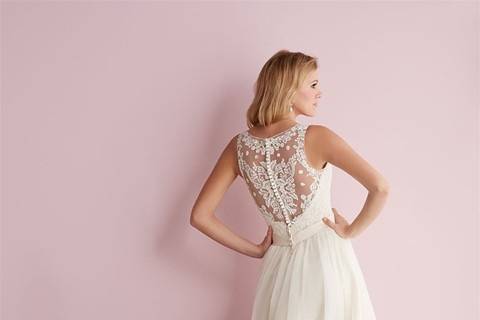 Lace back details of wedding dress