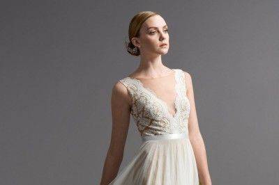 Elegant sleeveless wedding dress