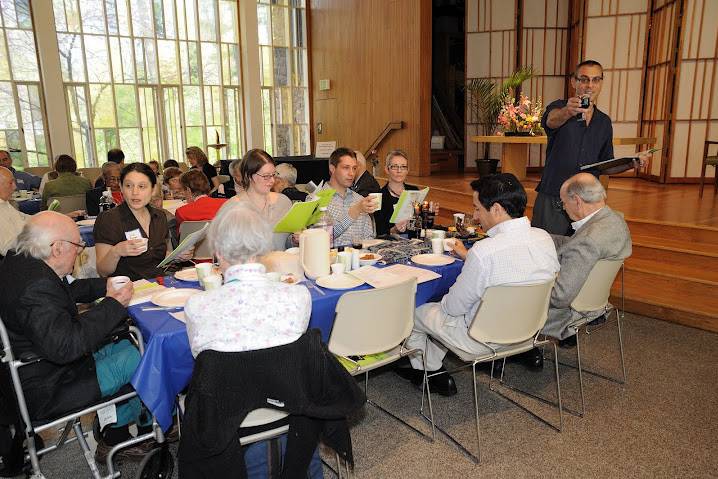 Rabbi Biber leading Passover seder 2012