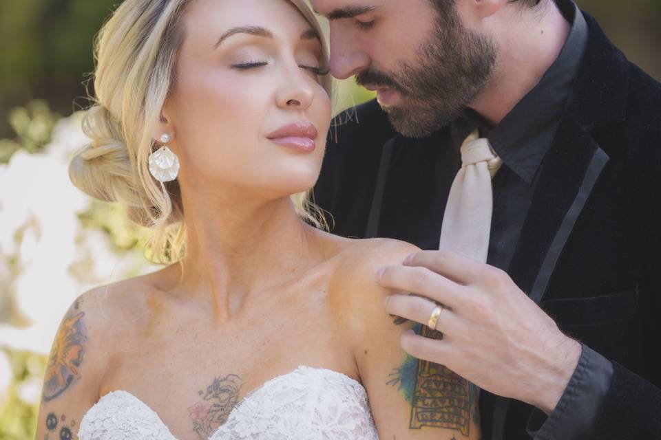 Closeup photo of bride & groom