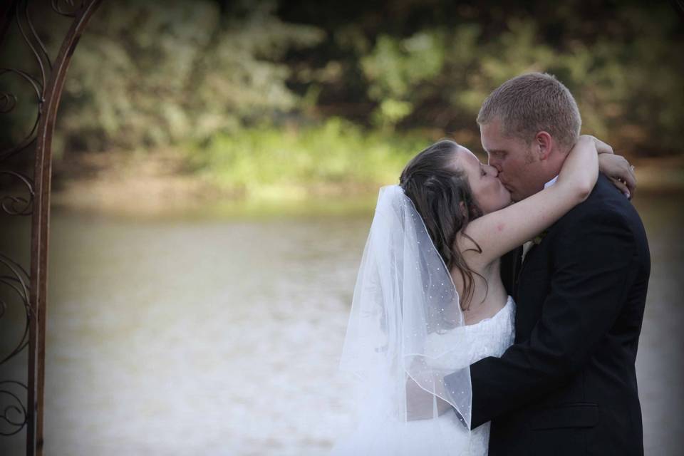 A wedded kiss - Triston's Photography