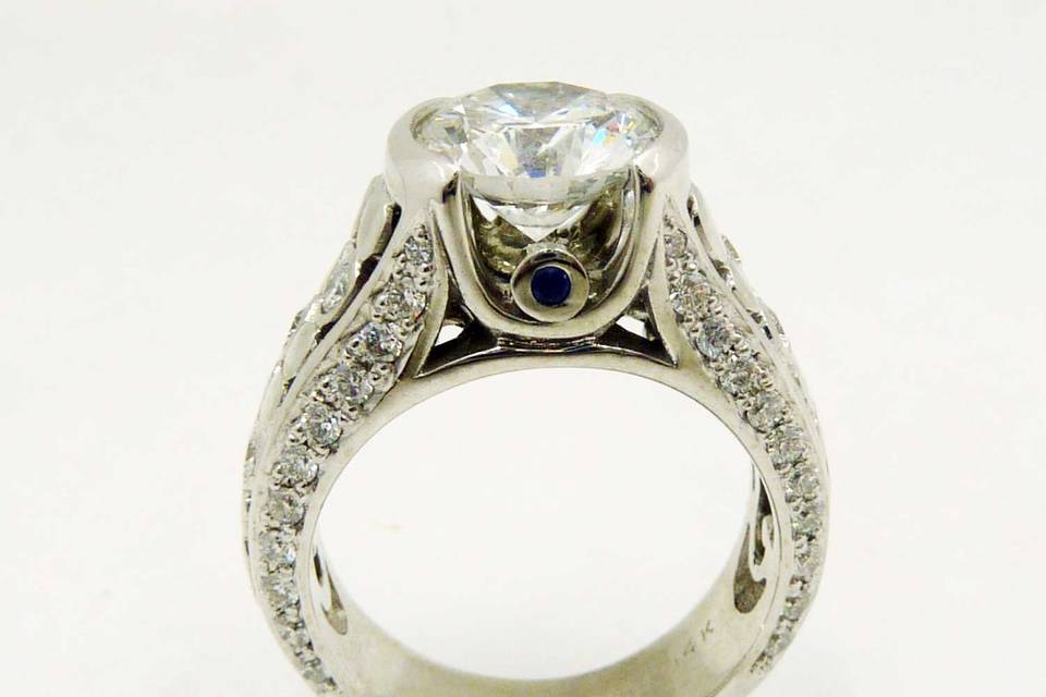 Side view of this 2.5 carat ring. Look at all the glitter that decorates the side:)