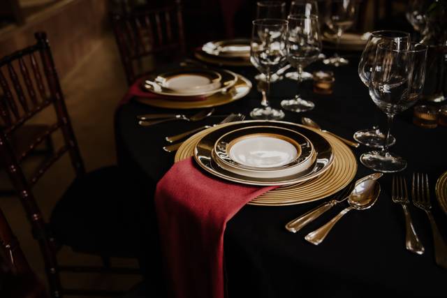 Black and gold setting