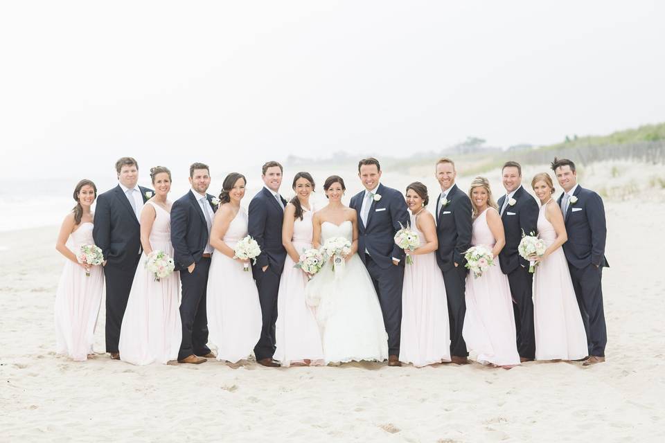 Newlyweds with the groomsmen and bridesmaids
