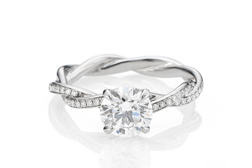 Elegant ring with diamond