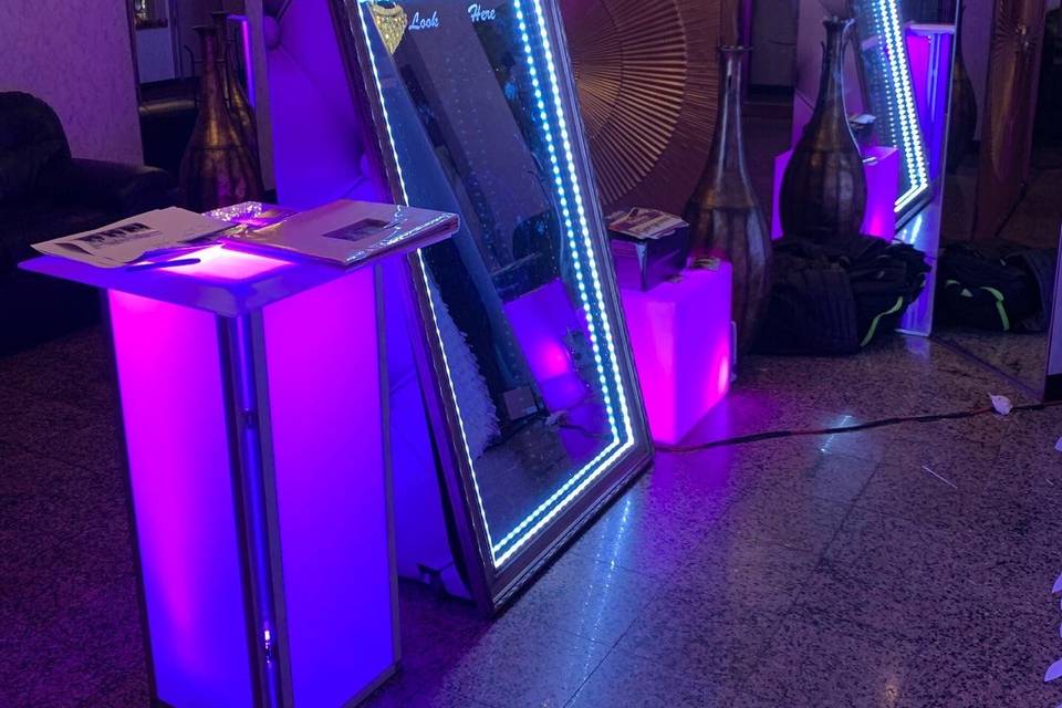 Mirror booth